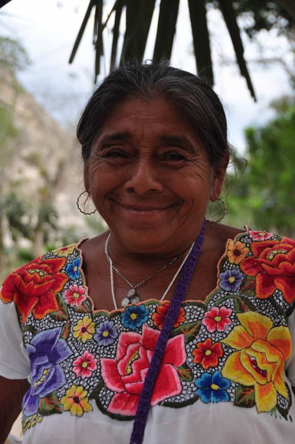Uma autêntica e simpática representante dos mayas, em Chichen-Itza, na península do Yucatán, no México